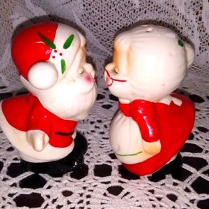 Vintage Santa and Mrs Claus kissing Salt and Pepper shakers